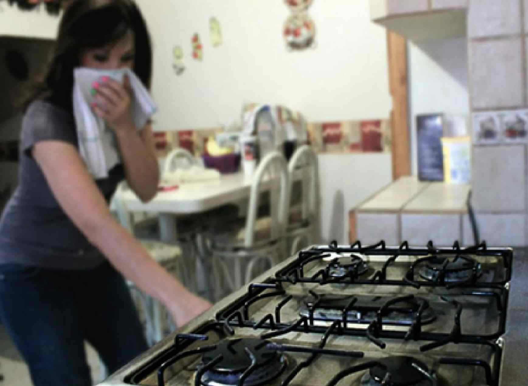 señora preocupada porque su cocina no funciona y necesita reparacion